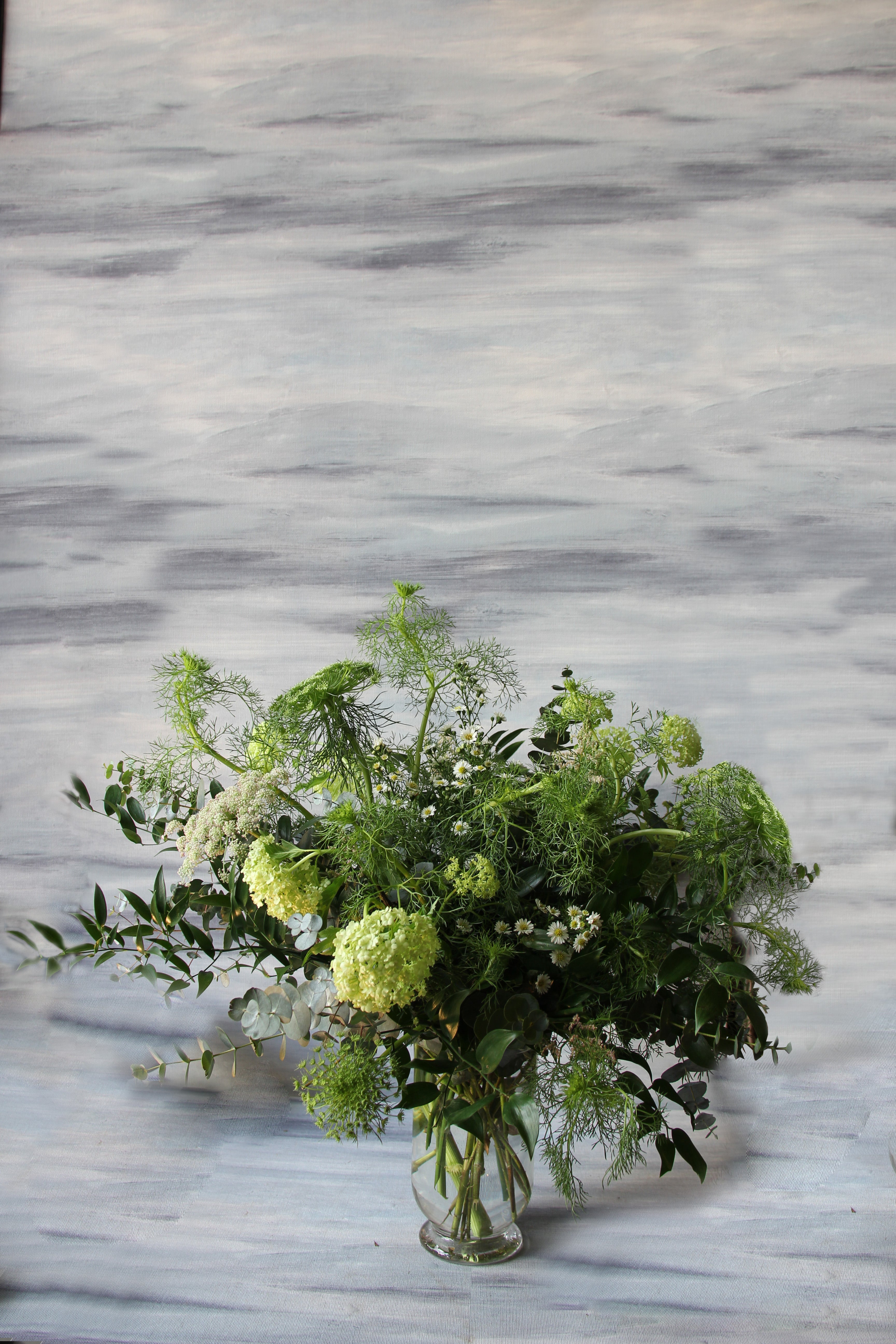 Cristal con viburnum y flores en tonos verdes