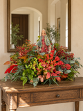 Virgen de la Milagrosa con flor otoñal de temporada