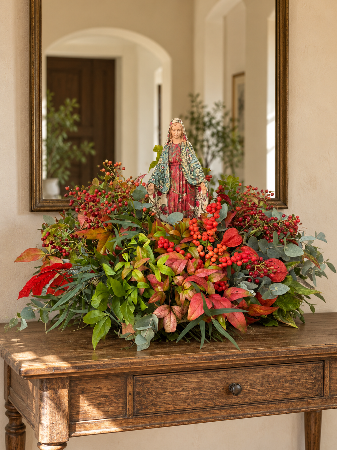 Virgen de la Milagrosa con flor otoñal de temporada