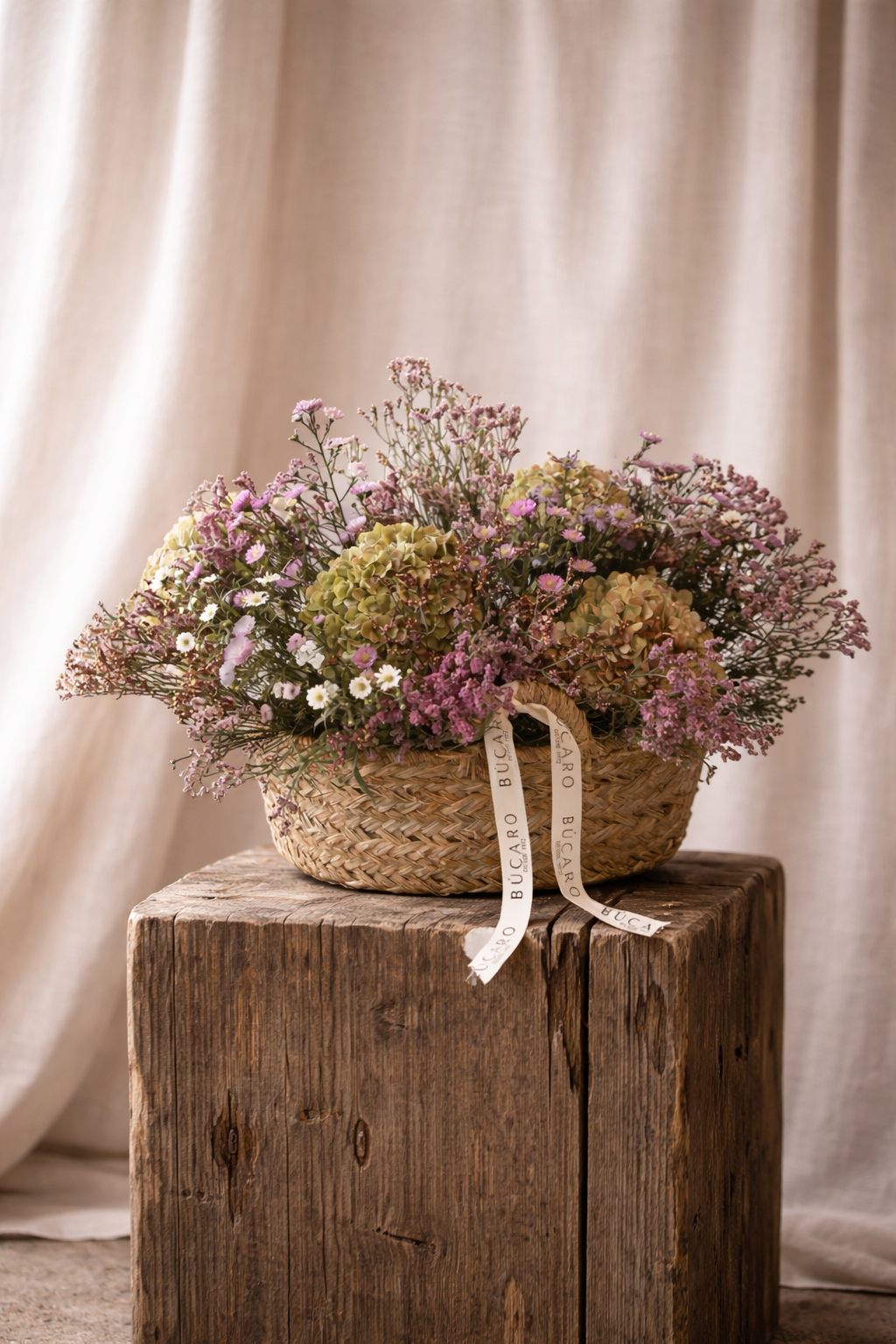Cesto de esparto grande con hortensias y flores de campo