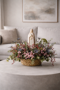 Virgen de Fatima de porcelana sobre esparto con flores silvestres