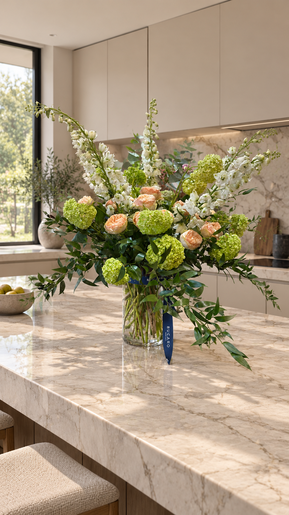 Cristal con delphinium, rosa inglesa y viburnum
