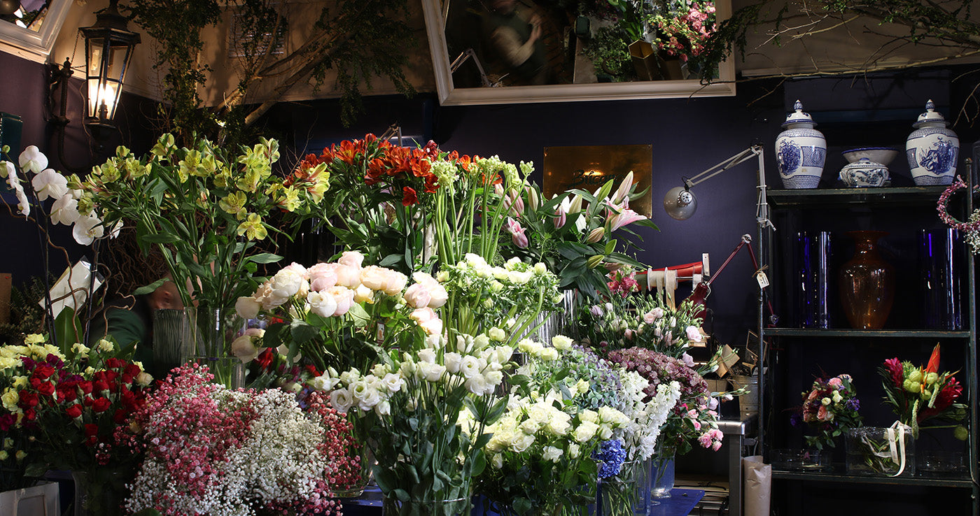 Arreglos florales dentro de la tienda de Búcaro en Madrid. 